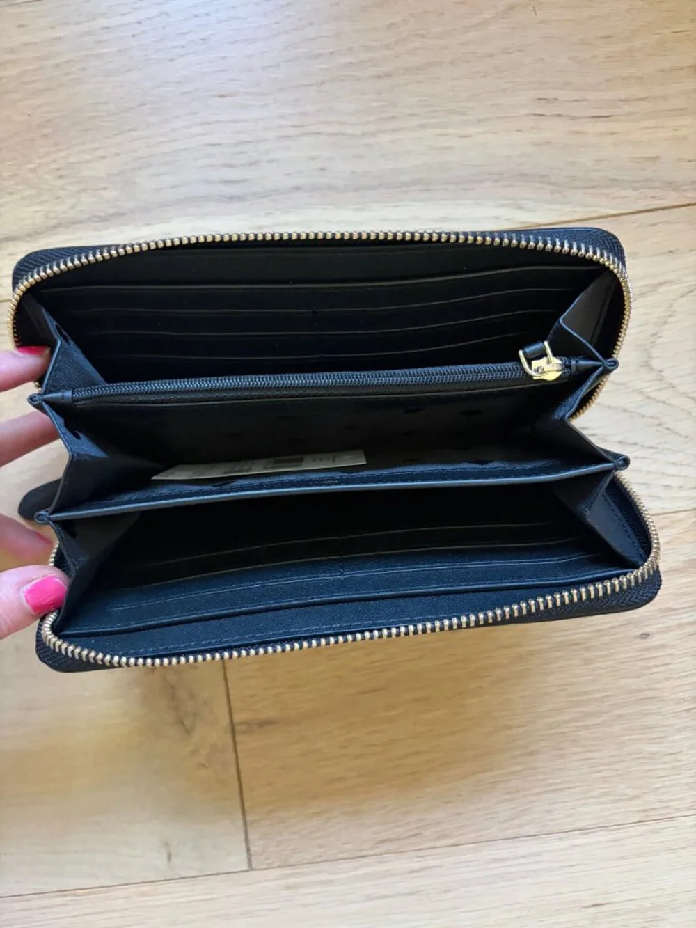 Kate Spade New York Black Zip Around Wallet NWT Retail $290